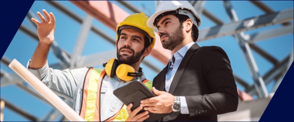 Engenheiros avaliando obra