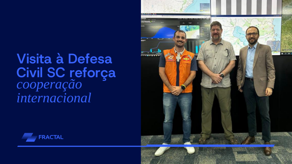 Foto de representantes da SPDC/SC, Fractal e do Departamento de Estado dos EUA durante visita técnica ao CIGERD, em Florianópolis, para troca de experiências em riscos climáticos